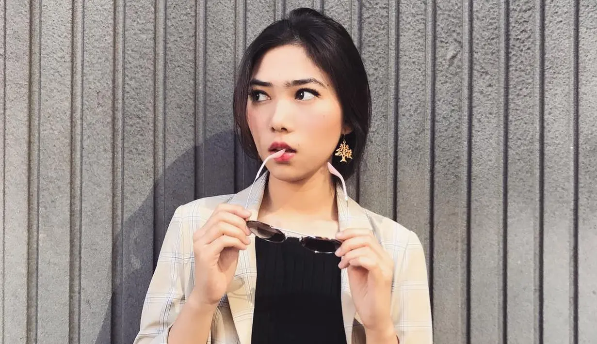 Isyana Sarasvati, bukan hanya menjadi idola karena suaranya yang merdu, namun juga soal gaya OOTD nya yang berhasil menjadi inspirasi dan bikin hati para lelaki meleleh dibuatnya. (Instagram/isyanasarasvati)