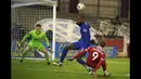 Tampil mengandalkan pressing tinggi, Barnsley mencoba mengancam pertahanan Chelsea yang dijaga oleh Antonio Rudiger. (Foto: AP/Pool/Dave Thompson)