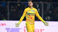 Kiper timnas Indonesia, Emil Audero, mengalami nasib yang cukup sial saat menjalani pertandingan membela Cremonese melawan Inter Milan. Kiper Timnas Indonesia itu terkena petasan yang dilemparkan dari tribun suporter I Nerazzurri. (AFP/Piero Cruciatti)