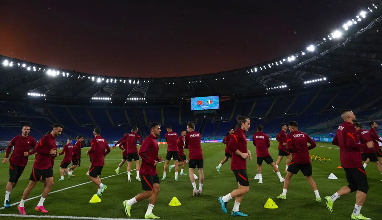 Para pemain Turki melakukan pemanasan saat sesi latihan jelang melawan Italia pada pertandingan sepak bola grup A Euro 2020 di Olympic Stadium, Roma, Italia, Kamis (10/6/2021). Turki akan melawan Italia pada 11 Juni 2021 waktu setempat. (AP Photo/Alessandra Tarantino)