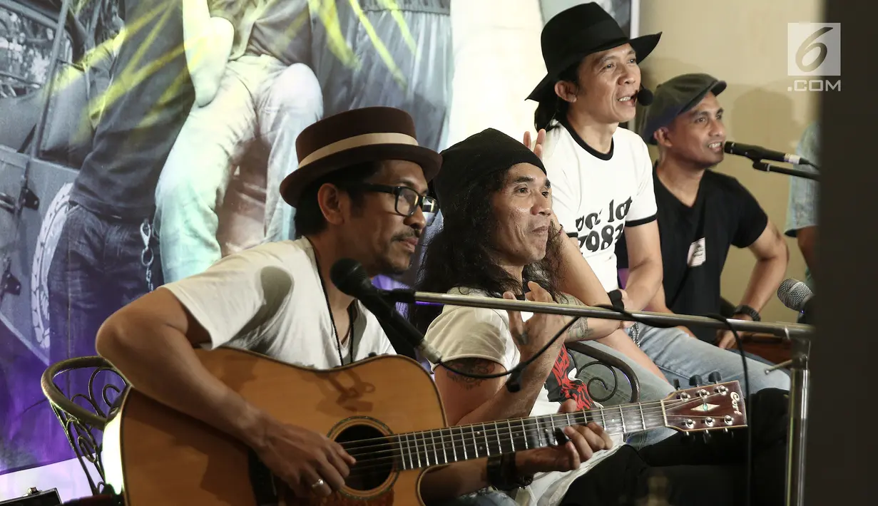 Aksi personil band Slank saat pembukaan pameran foto dan peluncuran buku "Tanpa Batas" bersama #KLYLOUNGE di Jakarta, Jumat (14/12). Fotografer Tjandra Moh Amin meluncurkan buku Tanpa Batas Slank. (Liputan6.com/Herman Zakharia)