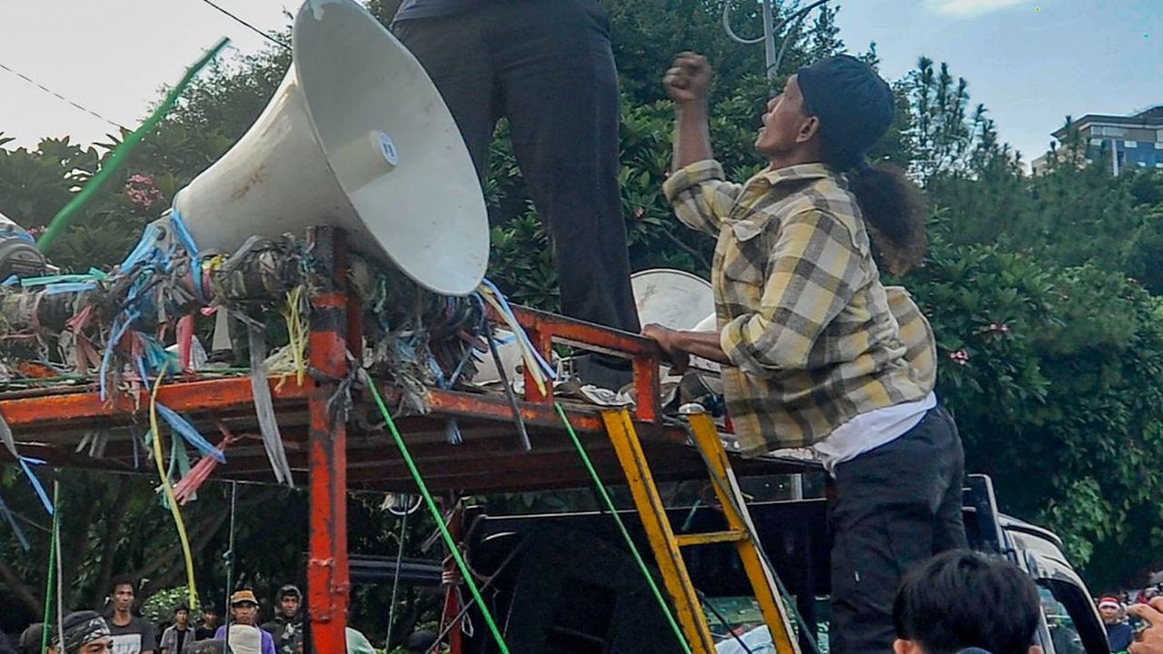 FOTO: Panas! Pengunjuk Rasa Dukung dan Tolak Hak Angket Terlibat Ricuh di Depan Gedung DPR