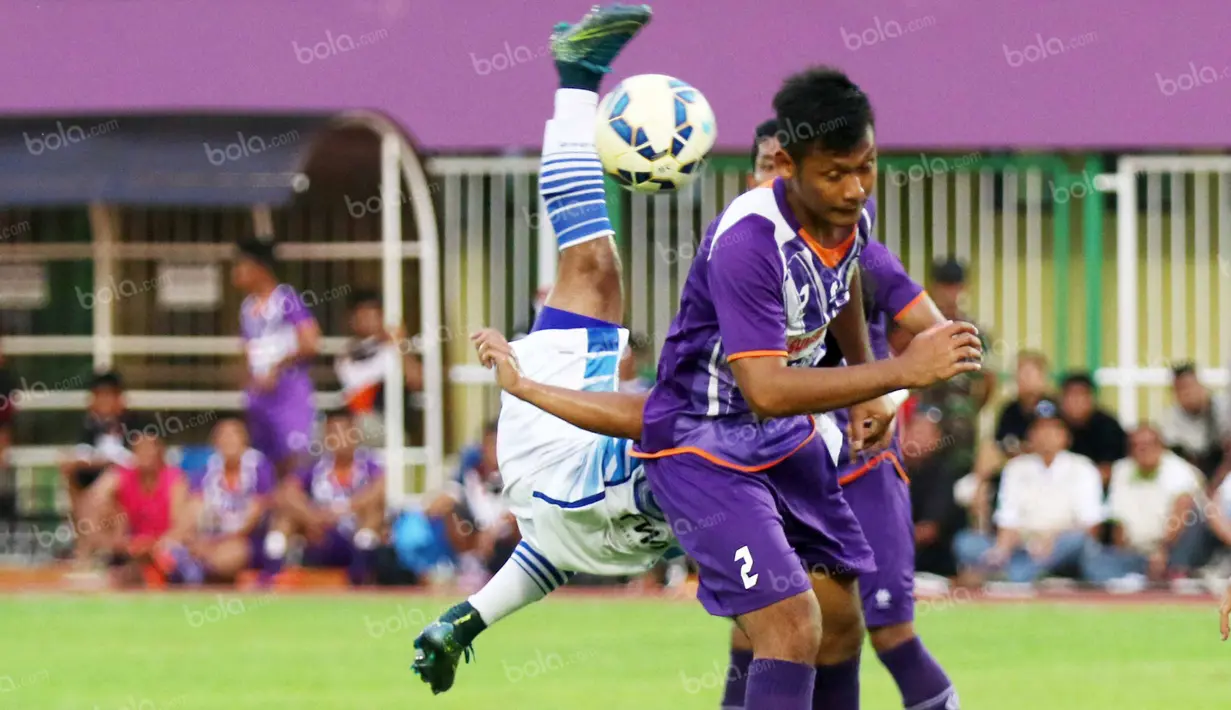 Pemain Persib Bandung, Zola melakukan tendangan salto saat dihadang pemain PSGC Ciamis pada laga persahabatan turnamen Segi Tiga di Stadion Galuh, Ciamis, Minggu (10/4/2016). (Bola.com/NIcklas Hanoatubun)