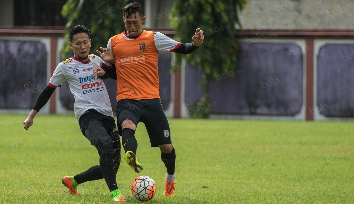 Bek Bali United, Ahn Byung-keon, berebut bola dengan Yandi Sofyan saat latihan jelang laga Piala Presiden 2017 melawan Barito Putera di Lapangan Banteng, Bali, Kamis (16/2/2017). (Bola.com/Vitalis Yogi Trisna)