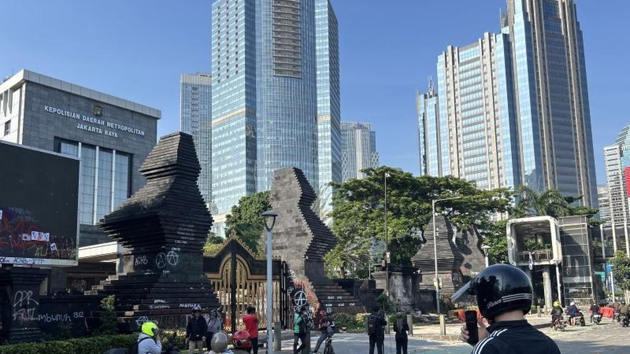 Mengapa Warga Berhenti? Intip Situasi Pascademo Polda Metro Jaya, Halte Terbakar Jadi Saksi Bisu