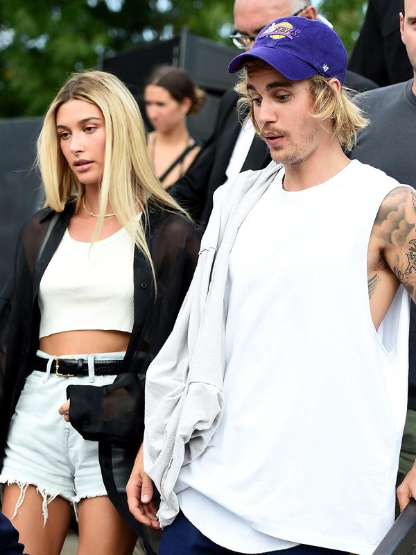 Justin Bieber dan Hailey Baldwin menghadiri fashion show John Elliot selama gelaran New York Fashion Week, 6 September 2018. Bieber tampil kasual dengan kaus oversize, celana lintasan dan topi baseball Los Angeles Lakers. (Theo Wargo/GETTY IMAGES/AFP)