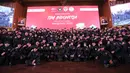 Menpora Dito Ariotedjo dan Menteri Pekerjaan Umum dan Perumahan Rakyat (PUPR) Basuki Hadimuljono sekaligus Ketua Kontingen Tim Indonesia untuk Asian Games 2022 foto bersama para atlet usai upacara pengukuhan kontingen Indonesia di Jakarta, Selasa (19/9/2023). Indonesia akan mengirimkan 413 atlet untuk bersaing pada 30 cabang olahraga dengan target membawa pulang 12 medali emas. (Liputan6.com/Faizal Fanani)