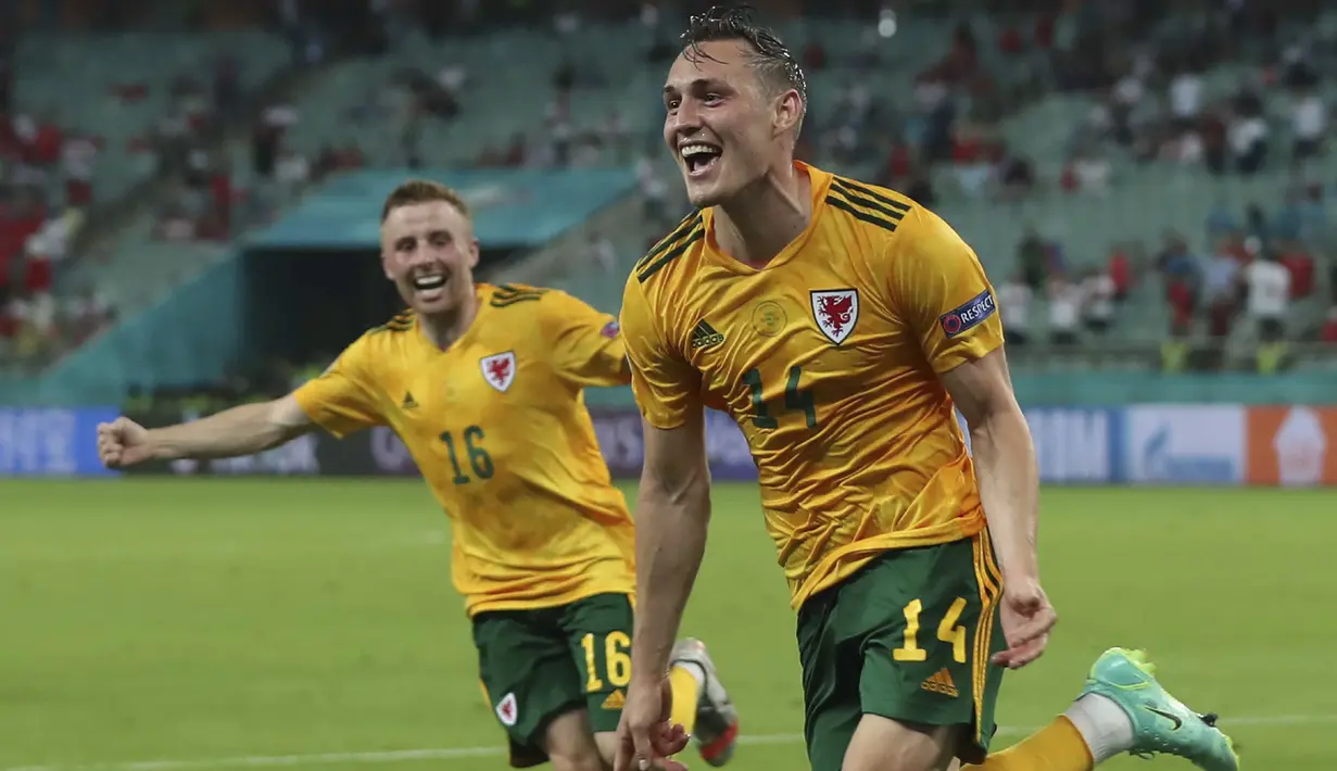 Connor Roberts. Bek sayap kanan berusia 25 tahun ini sukses membawa Swansea City kembali bermain di Premier League musim depan. Di Euro 2020 bersama Timnas Wales ia telah tampil 2 kali dengan mencetak 1 gol ke gawang Turki dalam kemenangan 2-0. (Foto: AP/Pool/Tolga Bozoglu)