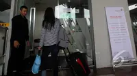 Seorang penumpang memasuki pintu penjualan tiket pesawat terbang. Mulai 1 Maret 2015 Menteri Perhubungan akan menutup loket pembelian tiket maskapai di bandara, Jakarta, Sabtu (28/2/2015). (Liputan6.com/Faisal R Syam)