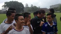 I Made Wirawan melayani permintaan tanda tangan remaja-remaja Bali di Stadion Gelora Samudra Kuta, Bali, pada Senin (22/2/2016). (Bola.com/Ario Yosia)