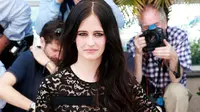 Dalam poster tersebut, tubuh Eva Green hanya dibalut dengan kain putih tipis yang memperlihatkan bagian payudaranya.