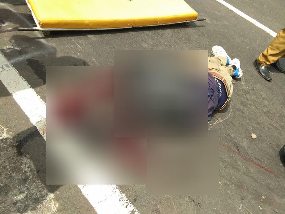 Seorang warga Kabupaten Bekasi, Jawa Barat, meninggal dunia setelah sepeda motornya oleng dan terlindas ban belakang bus di jalur mudik Jabar bagian selatan. (Liputan6.com/Jayadi Supriadin)