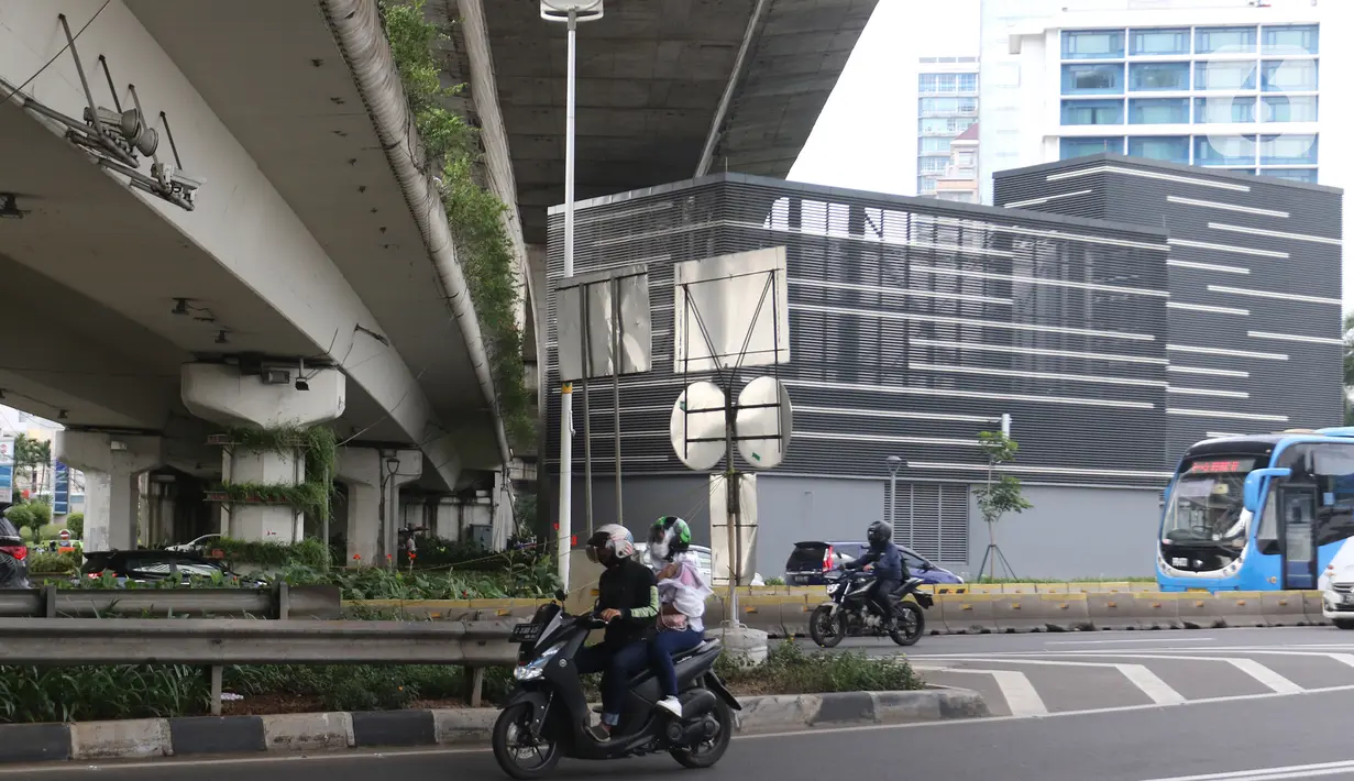 Pengendara motor melintasi kawasan Sudirman, Jakarta, Minggu (2/2/2020).  Ditlantas Polda Metro Jaya akan melakukan penindakan pelanggran E-TLE untuk sepeda motor mulai Senin (3/2), mulai hari kerja. (Liputan6.com/Herman Zakharia)