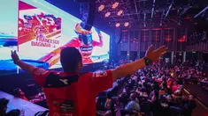 Seorang penonton melakukan selebarasi saat pembalap Ducati Lenovo, Francesco Bagnaia menjadi Juara Dunia MotoGP 2023 ketika acara nonton bareng MotoGP Valencia 2023 bersama Pertamina Enduro di HW Live House, Kemang, Jakarta, Minggu (26/11/2023). (Bola.com/Bagaskara Lazuardi)
