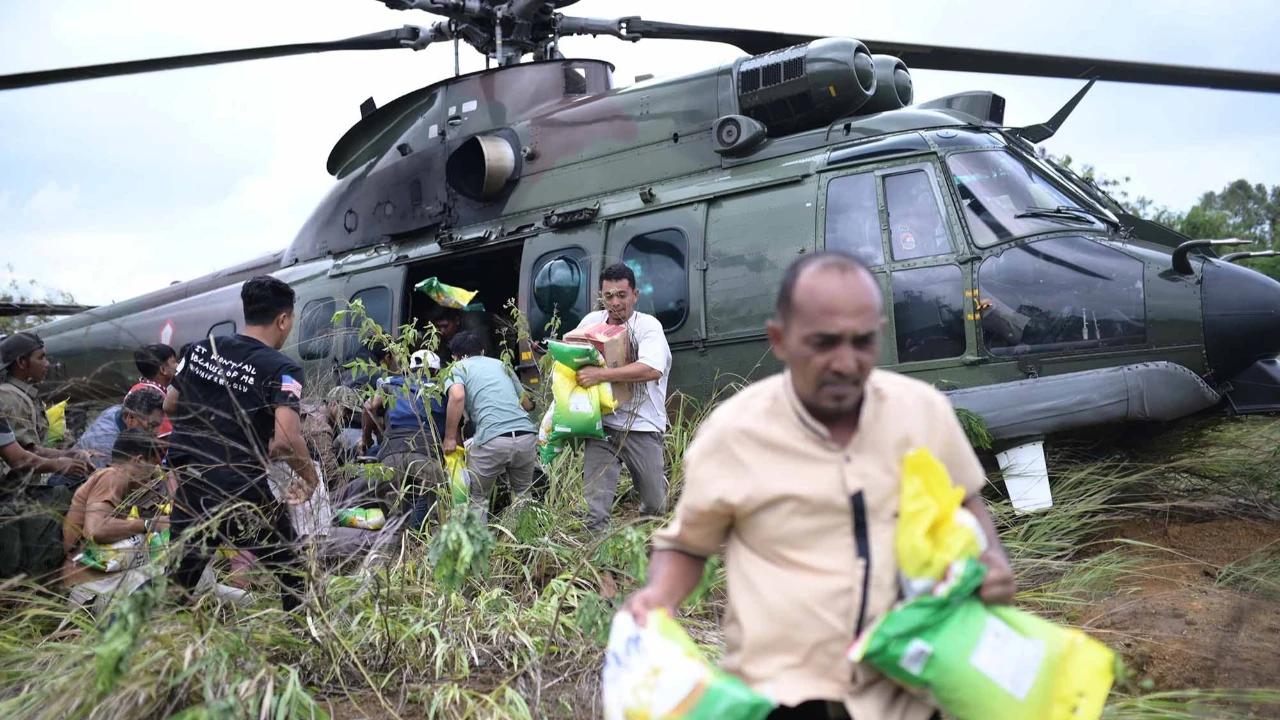 FOTO: Bantuan Udara Menjangkau Kampung-Kampung Terisolasi di Aceh Tengah