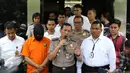 Kabid Humas Polda Metro Jaya Kombes Awi Setiyono (tengah) memberikan keterangan ketika menunjukkan tersangka yang menayangkan film porno di kawasan Prapanca, Kebayoran Baru, di Polda Metro Jaya, Jakarta, Rabu (5/10). (Liputan6.com/Immanuel Antonius)