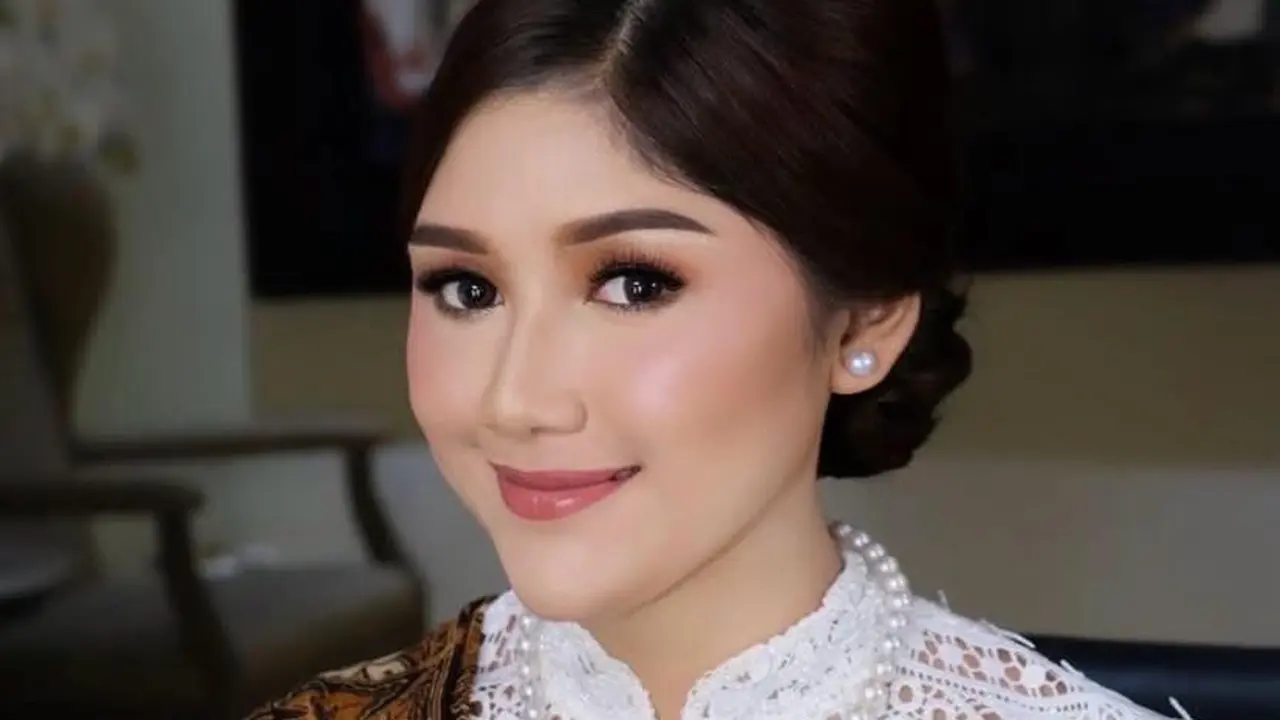 Pesona Anggun Erina Gudono dengan Makeup Soft Glam di Acara Lamaran Sepupunya