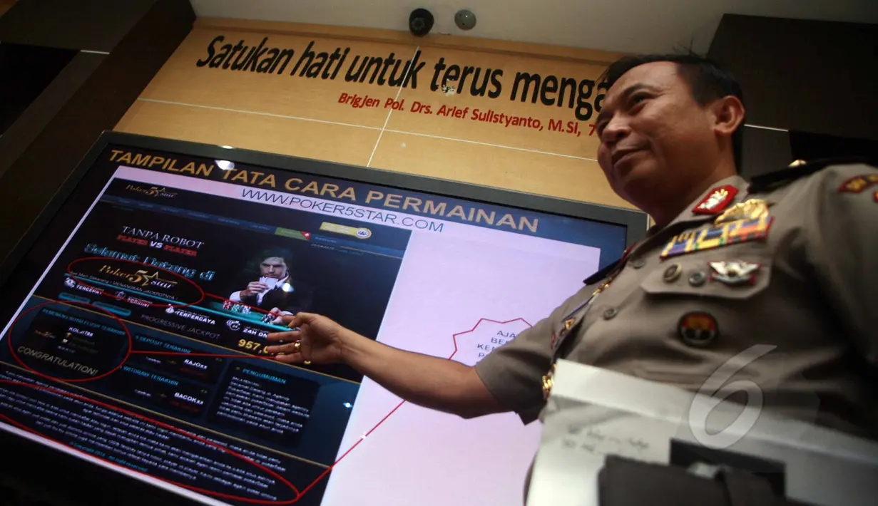 Karopenmas,  Brigjen Pol. Agus Rianto memperlihatkan situs judi online di Bareskrim Mabes Polri, Jakarta, Jumat (22/5/2015). Bareskrim Polri menemukan 360 situs judi online dan memblokir 460 rekening. (Liputan6.com/Helmi Afandi)