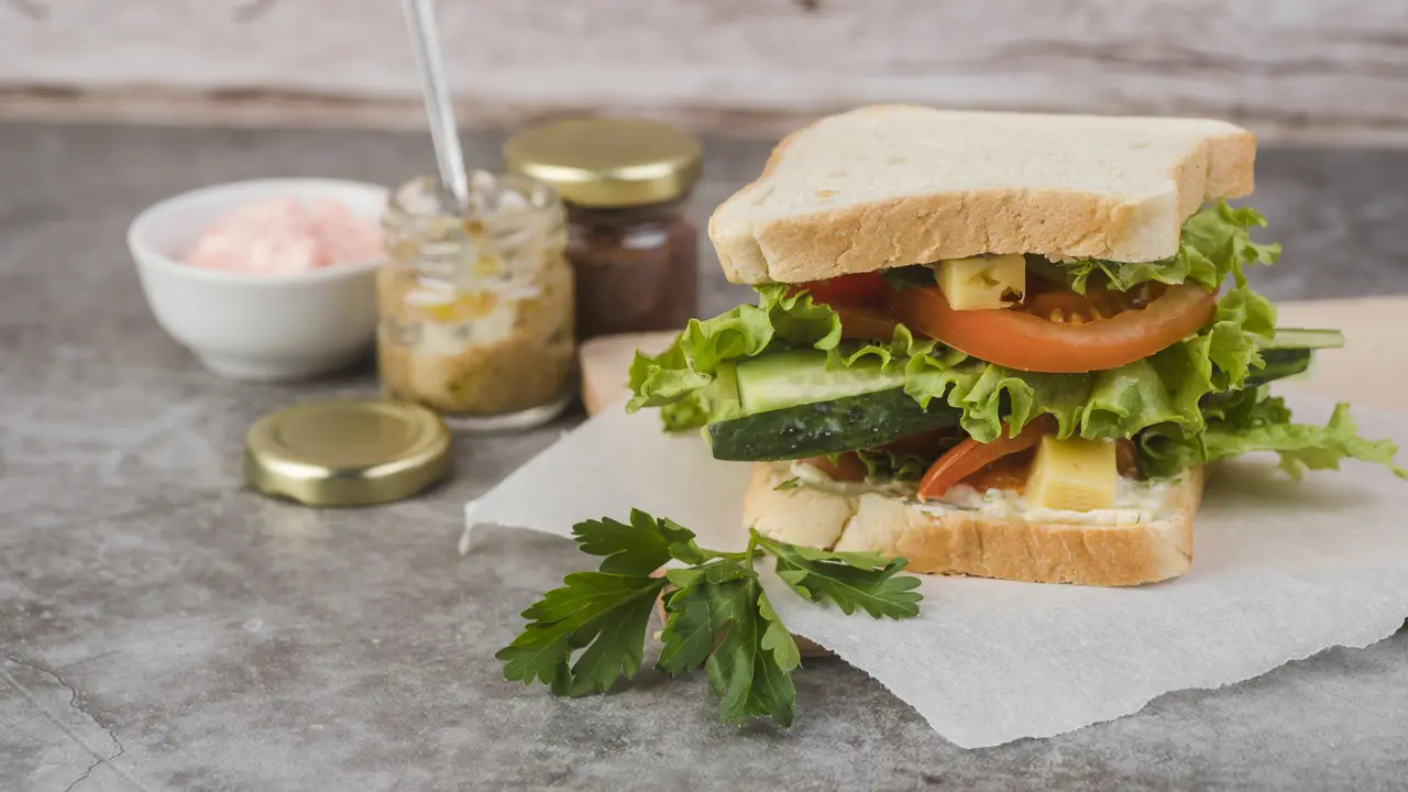 Kenalan dengan Grinder Salad Sandwich yang Creamy dan Gurih