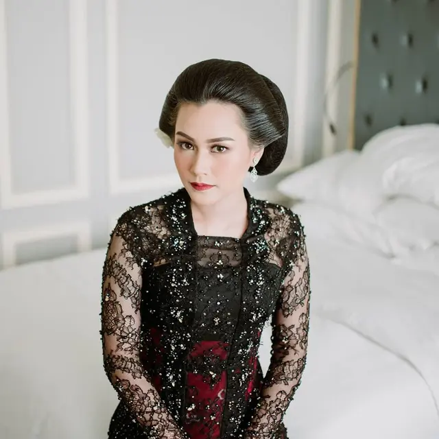 7 Potret Twindy Rarasati Saat Kenakan Kebaya, Cantik Menawan dengan Sanggul