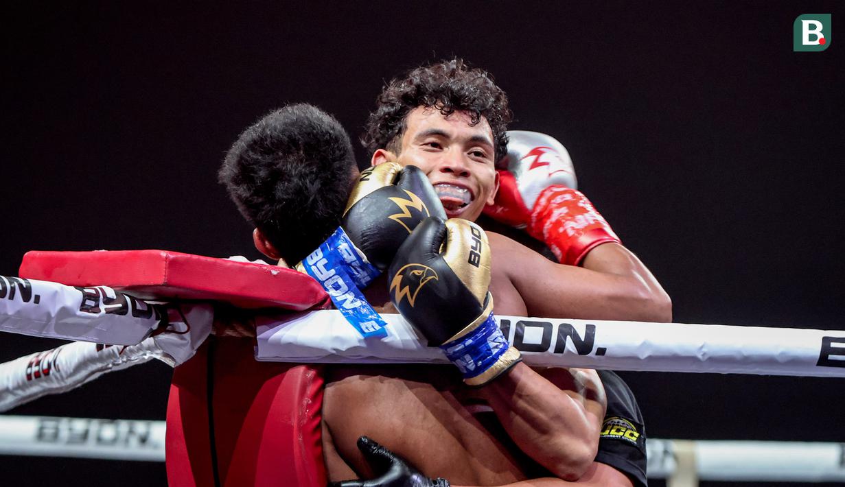 Dewa Aji sempat memberikan perlawanan sengit sebelum akhirnya dinyatakan kalah poin dalam tiga ronde. (Bola.com/Nur Iman Ali)