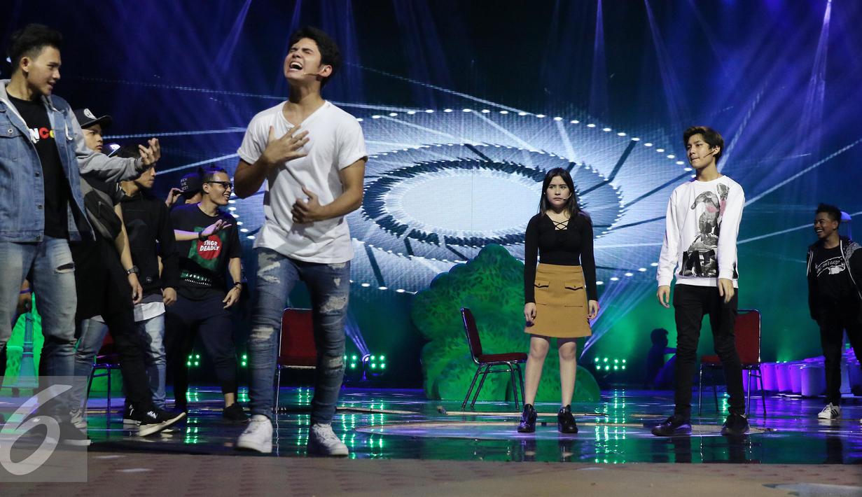 Aktris Prilly Latuconsina, Aliando Syarief dan Teuku Rassya saat latihan drama musikal di Istora Senayan, Jakarta, Senin (22/8). Prilly, Aliando dan Rassya akan tampil di HUT SCTV ke-26 pada Rabu (24/8). (Liputan6.com/Herman Zakharia)