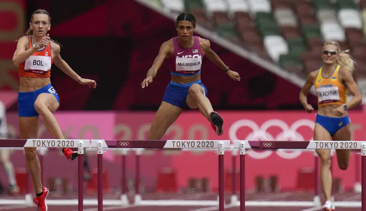 Pelari gawang Amerika Serikat Sydney McLaughlin (tengah) saat bertanding pada final lari gawang 400 meter putri Olimpiade Tokyo 2020 di Tokyo, Jepang, Rabu (4/8/2021). McLaughlin memecahkan rekor dunia sekaligus meraih medali emas di Olimpiade Tokyo 2020. (AP Photo/Petr David Josek)