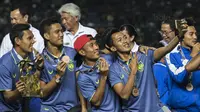 Para pemain PSIS melakukan selfie saat menerima gelar juara ketiga Liga 2 di Stadion GBLA, Bandung, Selasa (28/11/2017). PSIS berhasil mengalahkan Martapura FC 6-4 pada perebutan tempat ketiga. (Bola.com/Vitalis Yogi Trisna)