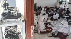 Aktivitas murid saat belajar tanpa fasilitas meja dan kursi di salah satu kelas Sekolah Dasar Negeri (SDN) Mekarsari 05, Tambun Selatan, Kabupaten Bekasi, Jawa Barat, Kamis (28/7/2022). Sudah dua pekan berlangsung sejak dimulainya Tahun Ajaran Baru 2022 murid kelas IV dan V di SDN Mekarsari 05 mengikuti kegiatan belajar tanpa fasilitas meja dan kursi. (merdeka.com/Iqbal S. Nugroho)