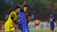 Pemain tengah Persib, Shohei Matsunaga mencoba lolos dari kawalan pemain Mitra Kukar FC saat laga 8 besar Piala Presiden 2017 di Stadion Manahan Solo, Sabtu (25/2). Persib unggul 3-2. (Liputan6.com/Helmi Fithriansyah)