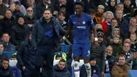 Manajer Chelsea, Frank Lampard, dan memberi arahan kepada Tammy Abraham, pada laga pekan ke-12 Premier League di Stamford Bridge, Sabtu (9/11/2019). (AFP/Adrian Dennis).