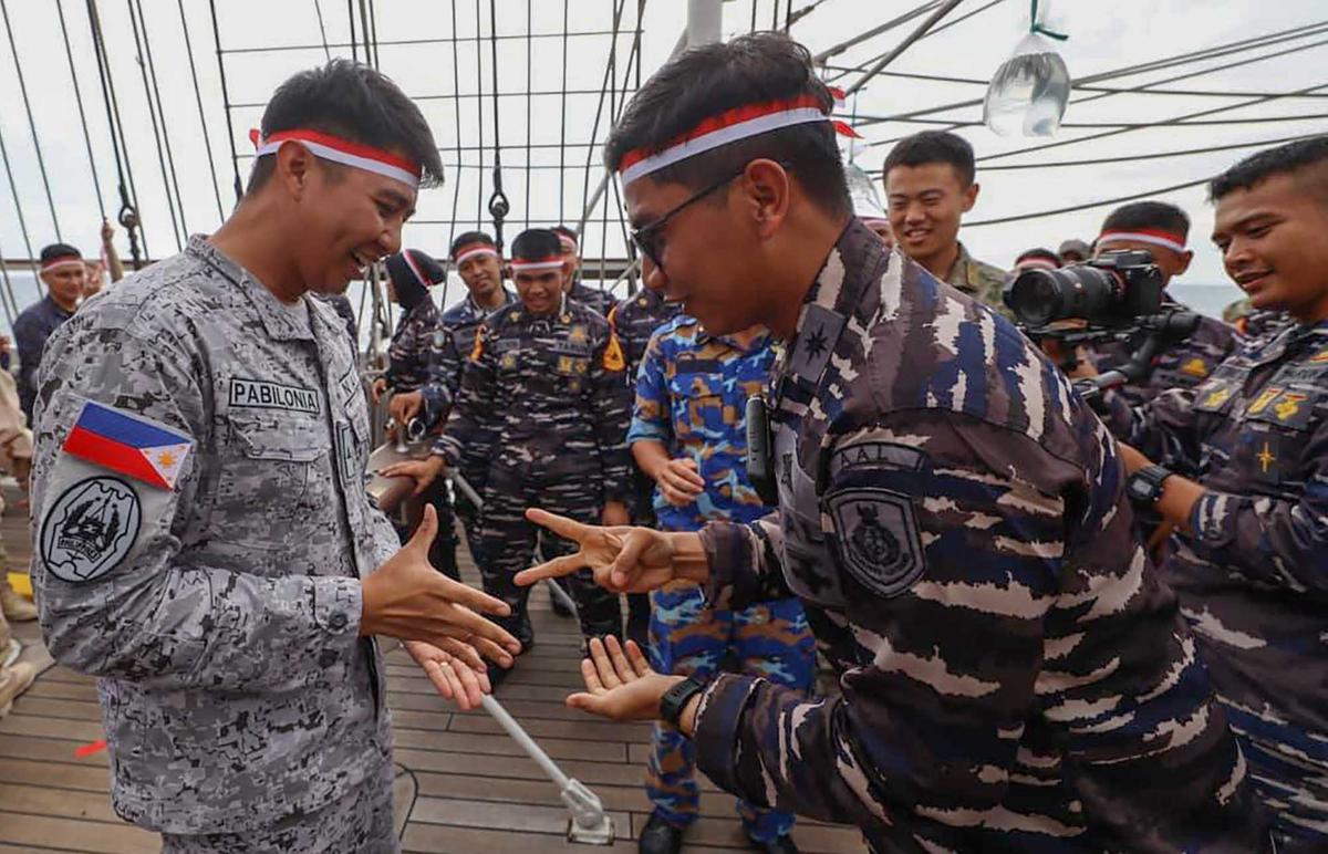 FOTO: Serunya Taruna AAL Rayakan 17 Agustusan di Tengah Laut