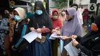 Warga mengantre untuk menerima dua paket sembako dari Kementerian Sosial dan Presiden di Kelurahan Pondok Benda, Tangerang Selatan, Minggu (25/10/2020). Paket sembako tersebut diberikan kepada 475 warga di seluruh Kelurahan Pondok Benda. (merdeka.com/Dwi Narwoko)