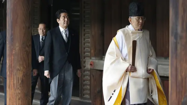 Perdana Menteri Jepang Shinzo Abe mengunjungi Kuil yasukuni yang kontroversial, Rabu, 17 Oktober 2018 (AP)