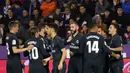 Striker Real Madrid, Karim Benzema berselebrasi usai mencetak gol ke gawang Real Valladolid selama pertandingan lanjutan La Liga Spanyol di stadion Jose Zorrilla,Valladolid (10/3). Benzema mencetak dua gol dipertanding tersebut.  (AFP Photo/Cesar Manso)