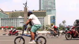 Pesepeda melintasi kawasan Bundaran HI, Jakarta, Minggu (16/8/2020). Ditutupnya 32 kawasan khusus pesepeda (KKP) di DKI Jakarta dilakukan lantaran banyak ditemukan pelanggaran protokol kesehatan. (Liputan6.com/Angga Yuniar)