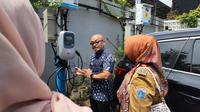 Manager PLN UP3 Ciracas, Anton Suprapto Adi, sedang menjelaskan fitur SPKLU dalam aplikasi PLN Mobile kepada tokoh Kartini dari Kecamatan Ciracas&nbsp;dan&nbsp;Cipayung. (Dok PLN Jakarta)