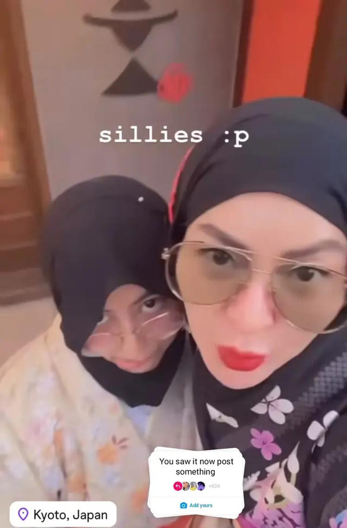 7 Potret Sarah Vi Pakai Makeup Porcelain, Tebalnya Bak Boneka Jepang