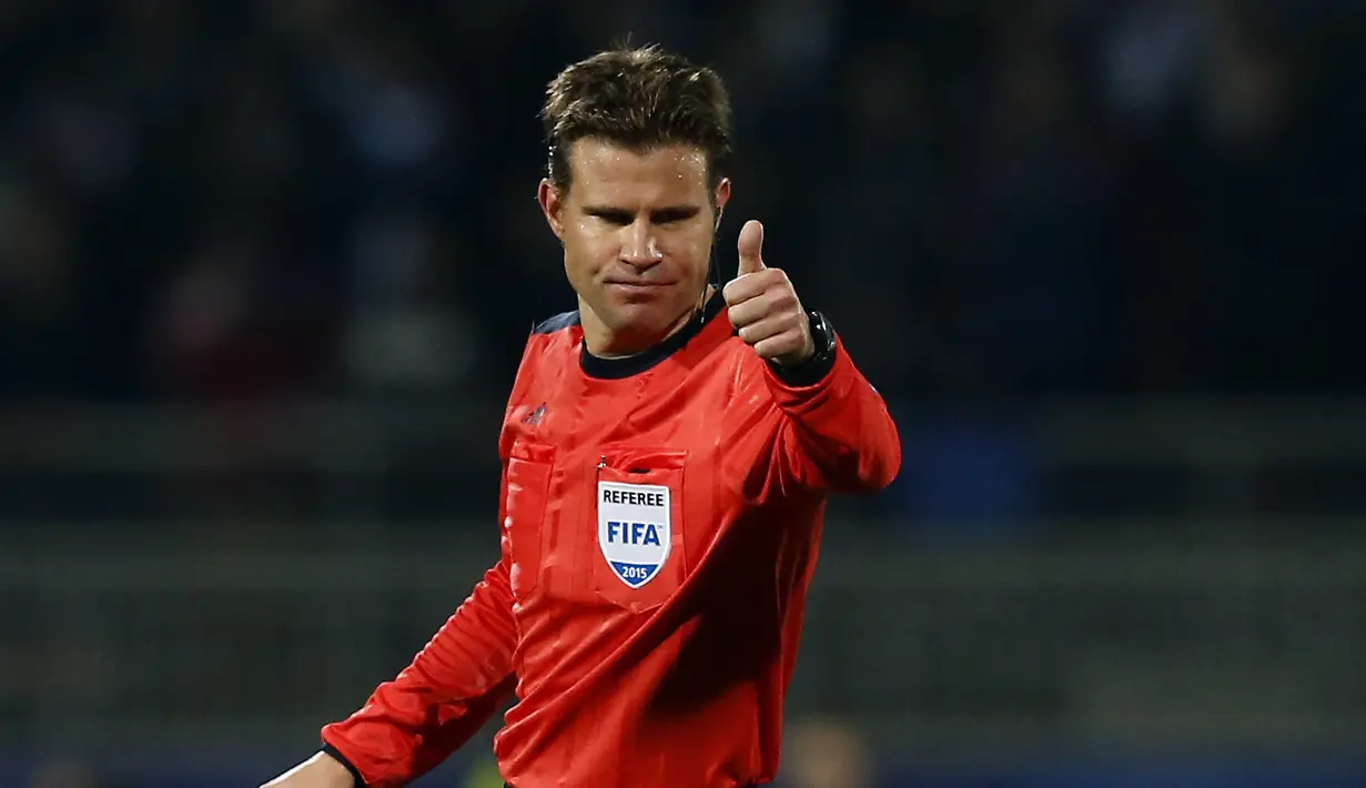 Wasit Felix Brych, saat memimpin pertandingan antara  Olympique Lyonnais melawan Zenit St. Petersburg pada laga Liga Champions di Stadion Stade Gerland, Lyon (04/11/2015). (EPA/Guillaume Horcajuelo)