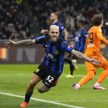 Pemain Inter Milan, Federico Dimarco, melakukan selebrasi setelah mencetak gol ke gawang Atalanta pada laga Liga Italia di Stadion Giuseppe Meazza, Kamis (29/02/2024). Inter menang empat gol tanpa balas. (AP Photo/Antonio Calanni)