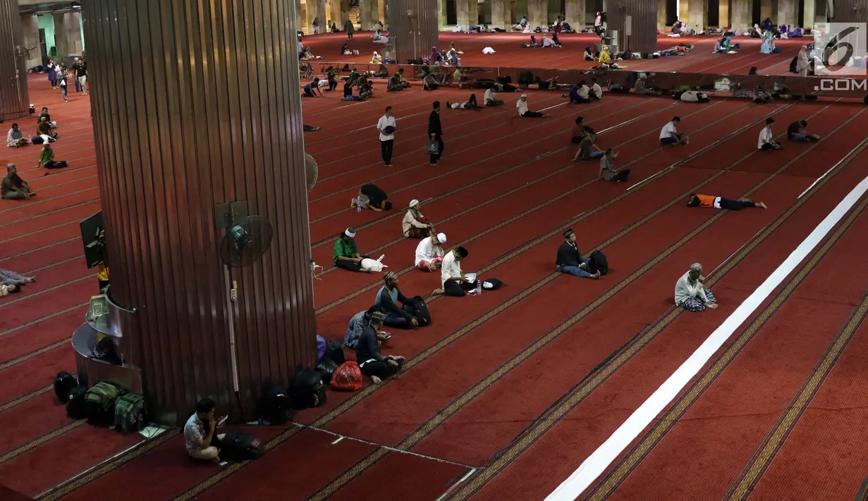 Umat muslim memenuhi Masjid Istiqlal saat malam takbiran, Jakarta, Selasa (4/6/2019). Ratusan umat muslim berdatangan ke Masjid Istiqlal untuk merayakan malam takbir jelang melaksanakan salat Idul Fitri 1440 Hijriah. (Liputan6.com/Helmi Fithriansyah)
