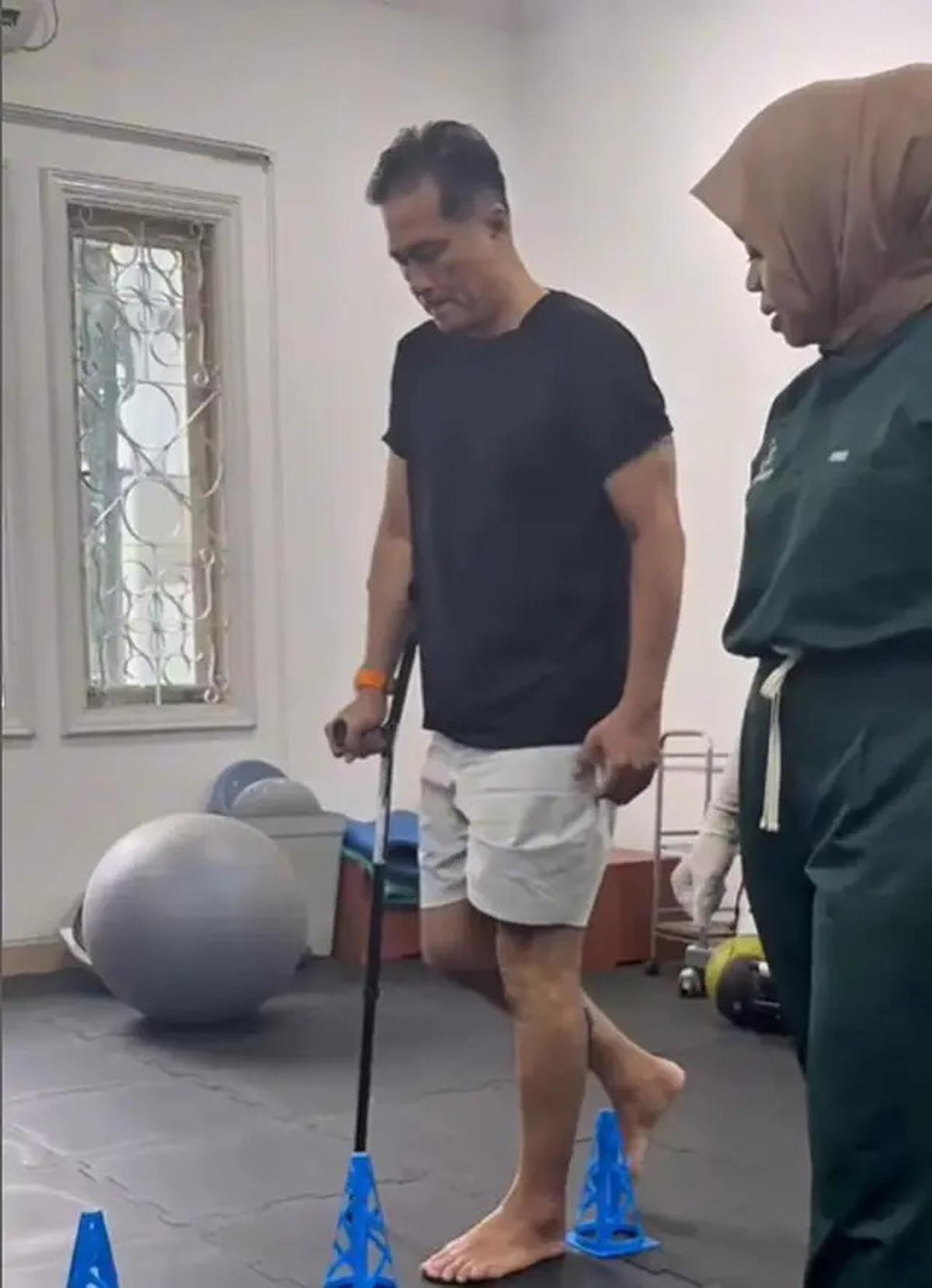 6 Potret Adjie Pangestu Belajar Jalan Usai Alami Cedera Tendon Achilles, Semangat Sembuh
