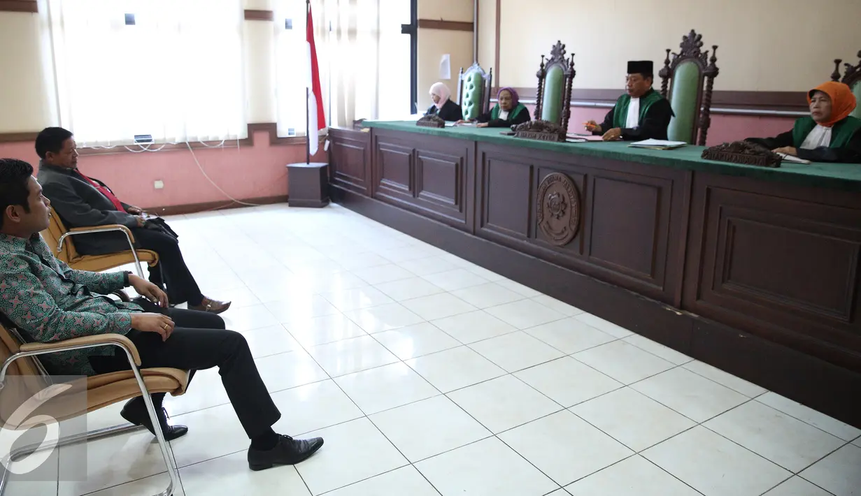 Kuasa hukum Gayus Tambunan, Junder Tambunan SH (kiri) dan Muallim Tappa SH selaku kuasa hukum istrinya Milana Anggraeni saat menjalani sidang perceraian di Pengadilan Agama Jakarta Utara, Rabu (30/9/2015). (Liputan6.com/Faizal Fanani)