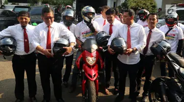 Rombongan Sembilan Sekjen koalisi Parpol yang menggunakan motor gede (Moge) saat tiba di Gedung KPU, Jakarta, Senin (20/8).(liputan6.com/Johan Tallo)