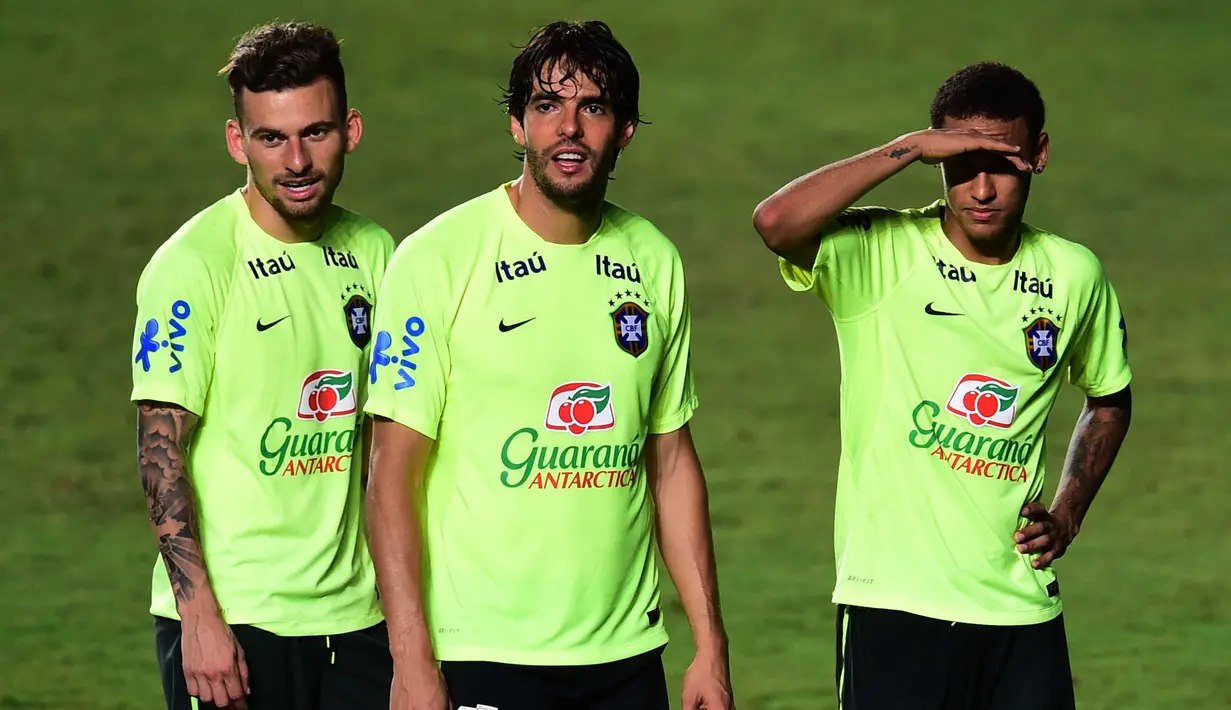 Pemain Brasil Douglas Costa, Kaka dan Neymar Junior saat mengikuti sesi latihan di Salvador, Brasil, Senin(16/11/2015). Brasil akan melawan Peru pada Qualifikasi Piala Dunia Rusia 2018. AFP Photo/Christophe Simon)