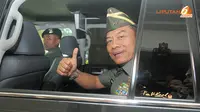 Panglima TNI Jenderal Moeldoko menyapa awak media saat meninggalkan kantor Kementerian ESDM (Liputan6.com/ Herman Zakharia)