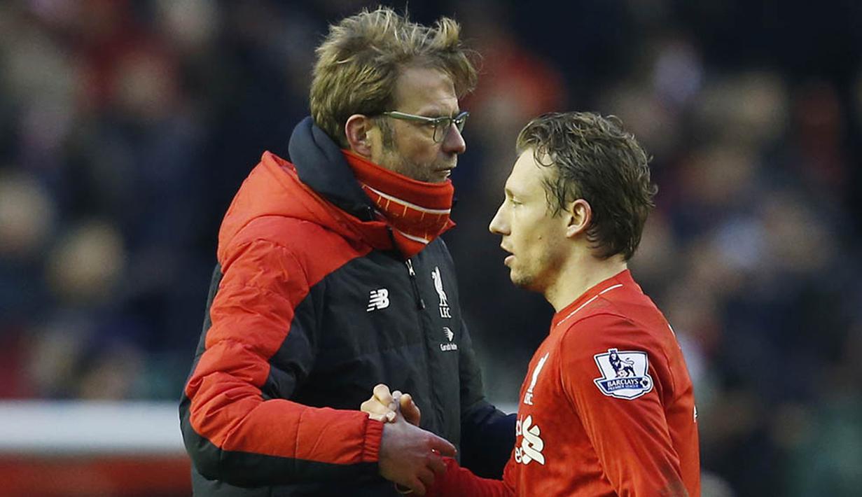 Pelatih Liverpool, Jurgen Klopp, menyalami Lucas Leiva, usai kalah dari MU pada laga Liga Premier Inggris di Stadion Anfield. Kekalahan ini sepertinya akan membuat pelalih asal Jerman itu berbenah pada bursa transfer. (Reuters/Phil Noble)