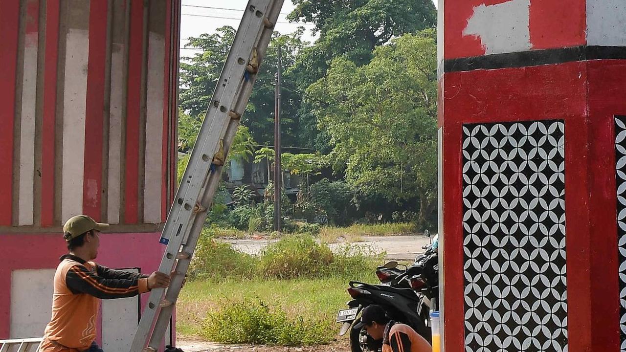 Selain batik, gambar pahlawan nasional, lambang negara dan tulisan semangat perjuangan turut menghiasi tiang penyangga tol Becakayu.