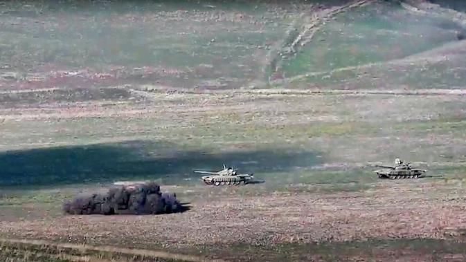 Tentara Armenia saat menghancurkan tank Azerbaijan di jalur kontak Republik Nagorno-Karabakh. (Photo credit: Armenian Defense Ministry via AP)