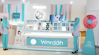 Booth Wardah pun berhasil memikat hati para pengunjung. Wardah tak sekedar menjual produk dengan harga dan promo spesial saja, tapi juga menyuguhkan beragam beauty tips dan makeup challenge.